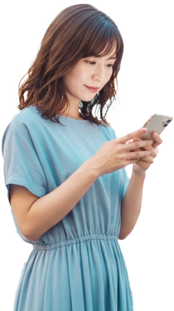 スマホで出勤申請する女性